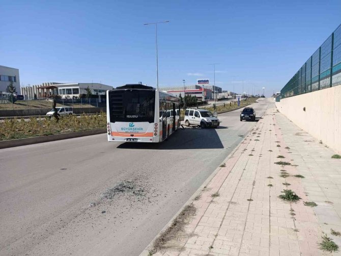 Halk otobüsü ve otomobil çarpıştı: 2 yaralı
