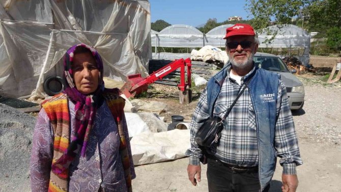 Kendilerini savcı ve polis olarak tanıttıkları yaşlı çifti jet hızıyla 81 bin TL dolandırdılar