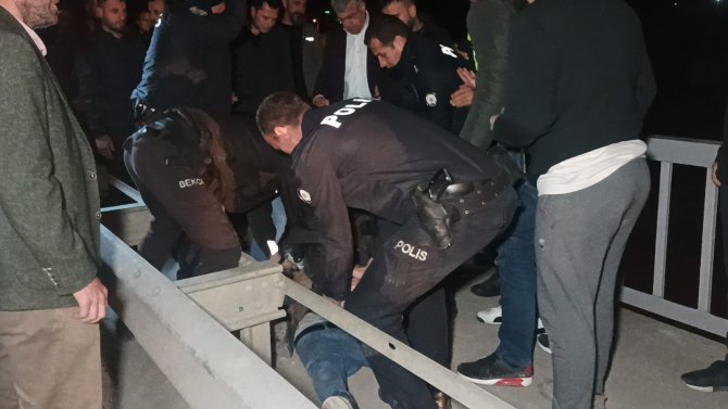 Kız arkadaşı ile tartışıp köprüye çıkan genç ekiplere zor anlar yaşattı