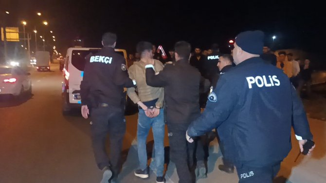 Kız arkadaşı ile tartışıp köprüye çıkan genç ekiplere zor anlar yaşattı