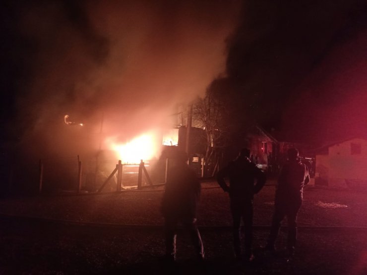 Köyde çıkan yangında 3 ev alev alev yandı