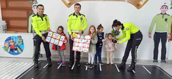 Miniklere eğlenceli trafik eğitimi