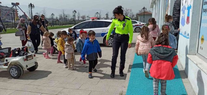 Miniklere eğlenceli trafik eğitimi