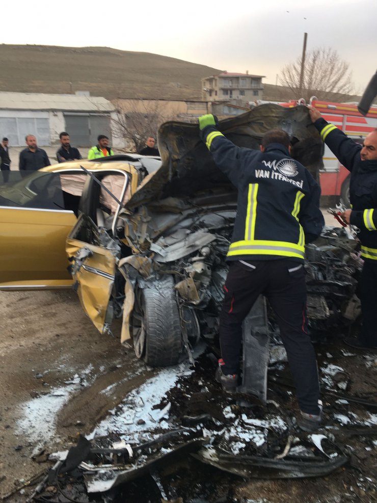 Otomobil halk otobüsüne arkadan çaptı: 1 ölü, 1 yaralı