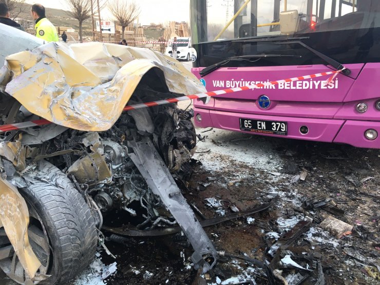 Otomobil halk otobüsüne arkadan çaptı: 1 ölü, 1 yaralı