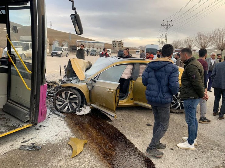 Otomobil halk otobüsüne arkadan çaptı: 1 ölü, 1 yaralı