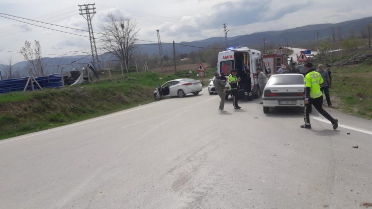 Otomobil, minibüse çarptı: 1'i çocuk 6 yaralı