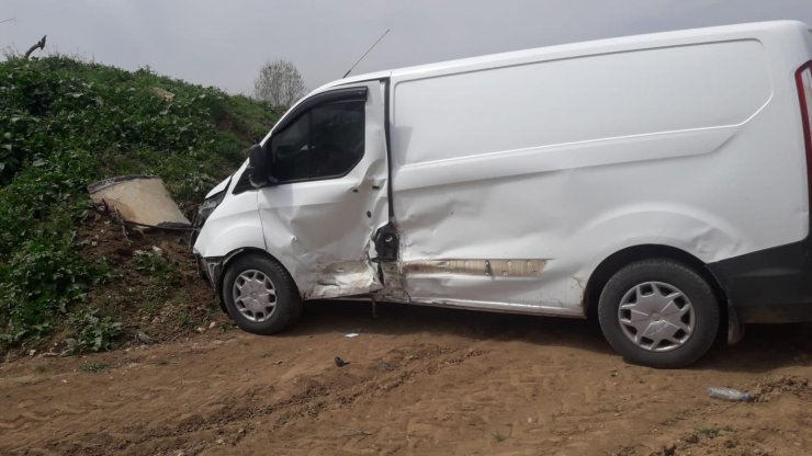 Otomobil, minibüse çarptı: 1'i çocuk 6 yaralı