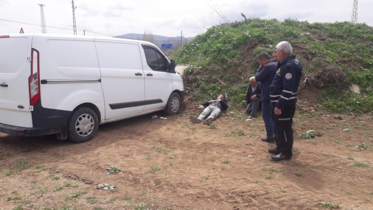 Otomobil, minibüse çarptı: 1'i çocuk 6 yaralı