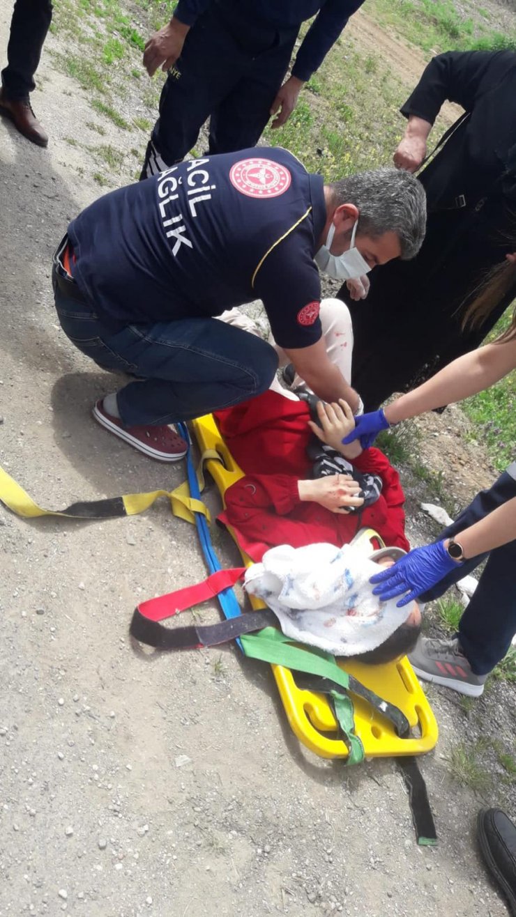 Otomobil, minibüse çarptı: 1'i çocuk 6 yaralı