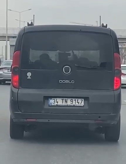 Otomobilde tehlikeli kavga; direksiyon başındaki sürücüye bastonla vurdu