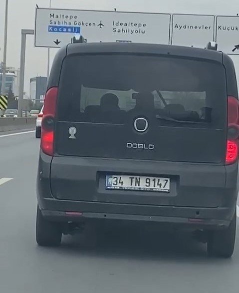 Otomobilde tehlikeli kavga; direksiyon başındaki sürücüye bastonla vurdu