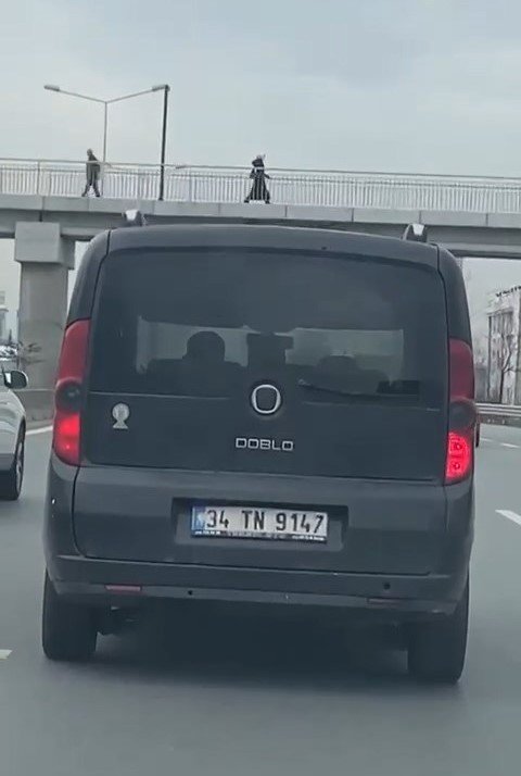 Otomobilde tehlikeli kavga; direksiyon başındaki sürücüye bastonla vurdu