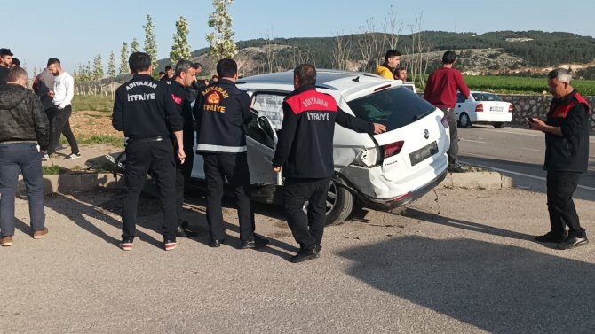 Otomobiller kavşakta çarpıştı: 5 yaralı