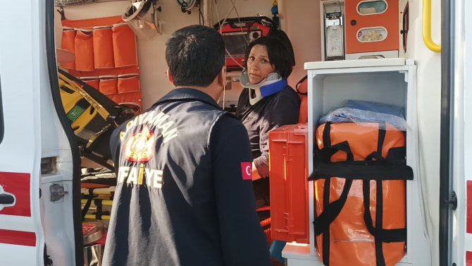 Otomobiller kavşakta çarpıştı: 5 yaralı