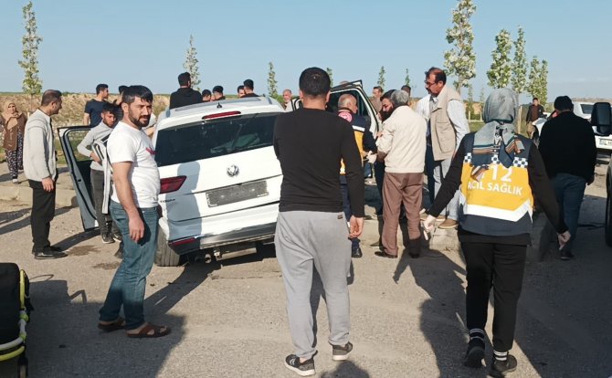 Otomobiller kavşakta çarpıştı: 5 yaralı