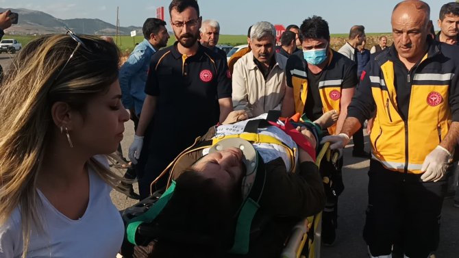 Otomobiller kavşakta çarpıştı: 5 yaralı