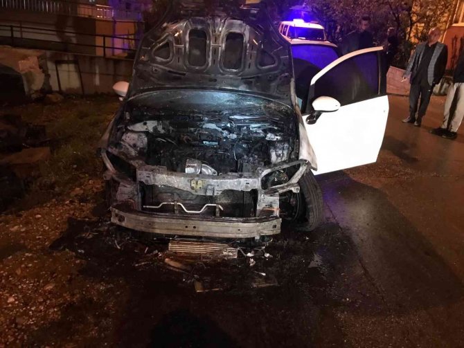 Park halindeki otomobil alev topuna döndü