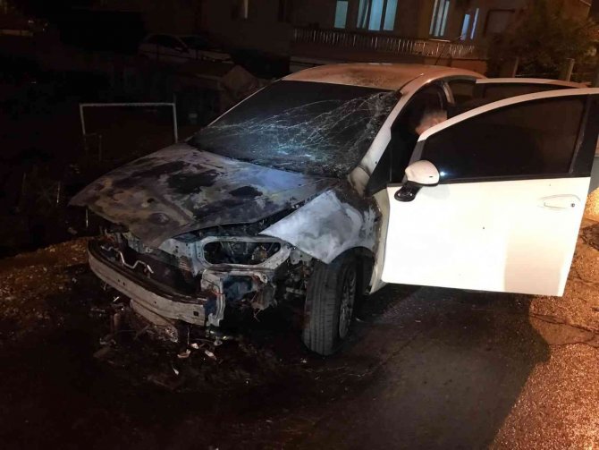 Park halindeki otomobil alev topuna döndü