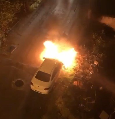 Park halindeki otomobil alev topuna döndü