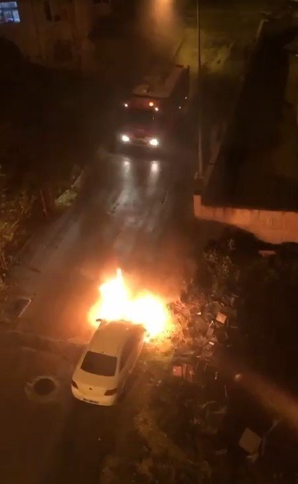 Park halindeki otomobil alev topuna döndü