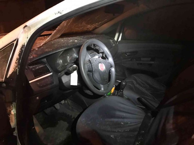 Park halindeki otomobil alev topuna döndü