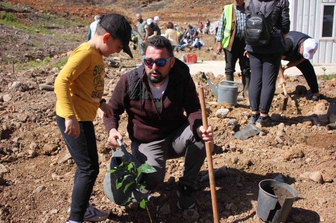 Polisler aileleri ile yanan alanlara fidan diktiler
