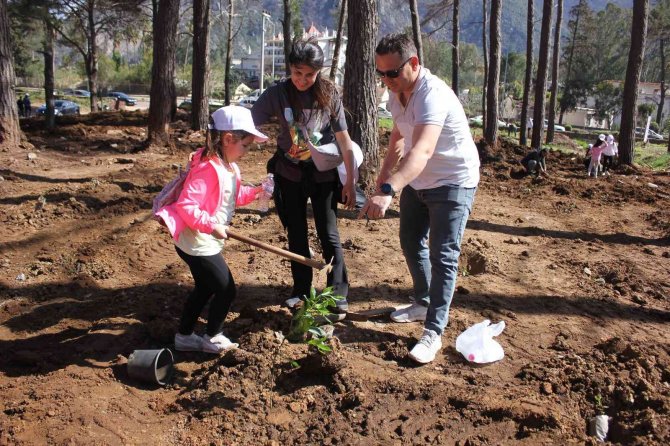 Polisler aileleri ile yanan alanlara fidan diktiler