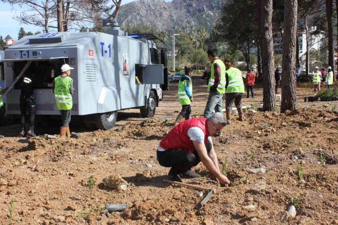 Polisler aileleri ile yanan alanlara fidan diktiler