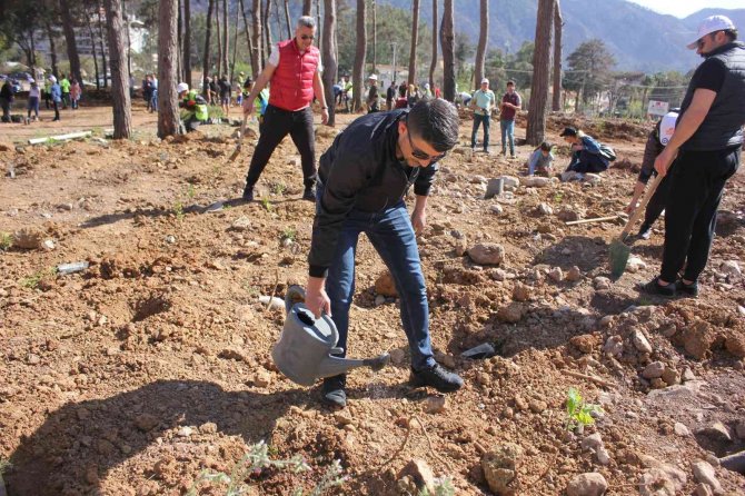 Polisler aileleri ile yanan alanlara fidan diktiler