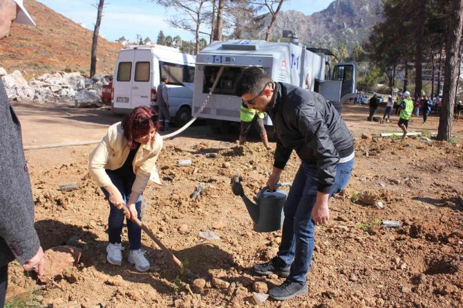 Polisler aileleri ile yanan alanlara fidan diktiler