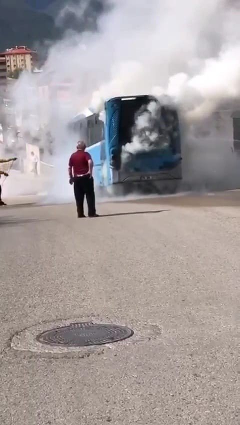 Seyir halindeyken alev alan halk otobüsü korku dolu anlar yaşattı