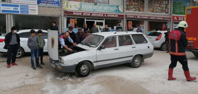 Seyir halindeyken alev aldı, o anlar güvenlik kameralarına yansıdı