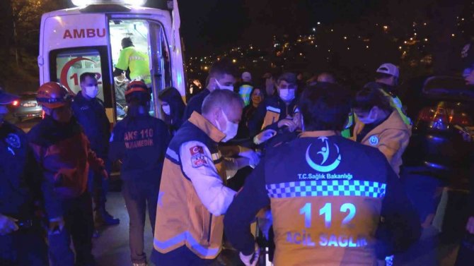 Sıkıştırılan araç ağaca çarptı: 2 yaralı