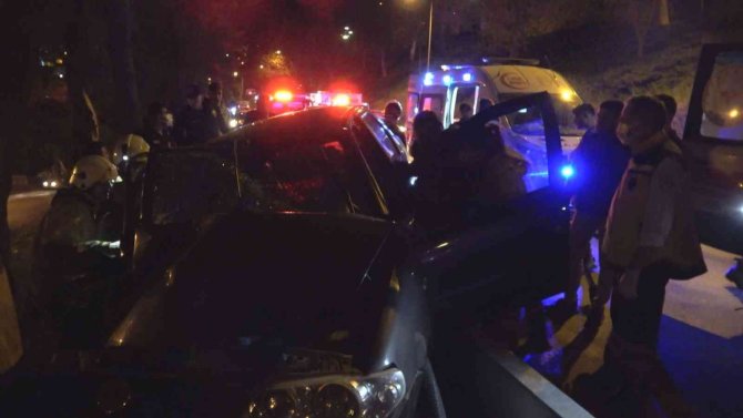 Sıkıştırılan araç ağaca çarptı: 2 yaralı