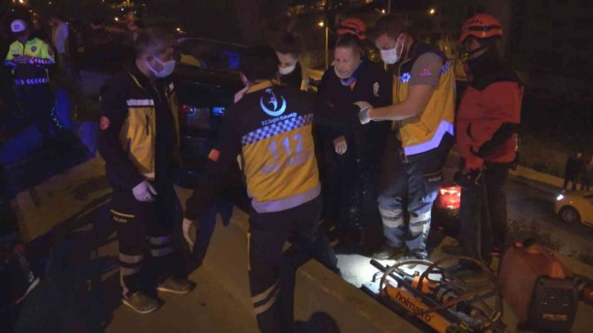 Sıkıştırılan araç ağaca çarptı: 2 yaralı