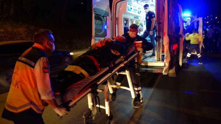 Sıkıştırılan otomobil refüjü aşıp ağaca çarptı: 2 yaralı