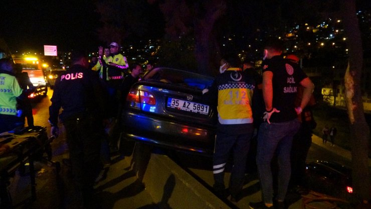 Sıkıştırılan otomobil refüjü aşıp ağaca çarptı: 2 yaralı