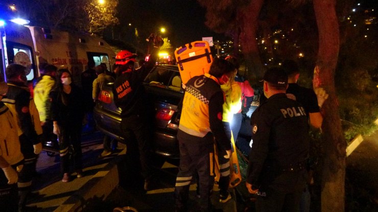 Sıkıştırılan otomobil refüjü aşıp ağaca çarptı: 2 yaralı