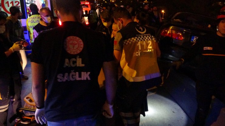 Sıkıştırılan otomobil refüjü aşıp ağaca çarptı: 2 yaralı