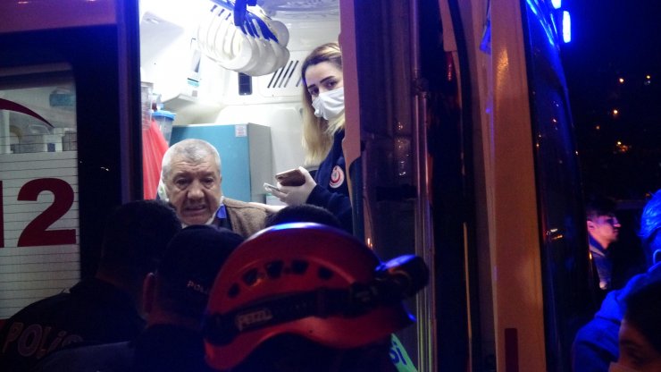 Sıkıştırılan otomobil refüjü aşıp ağaca çarptı: 2 yaralı