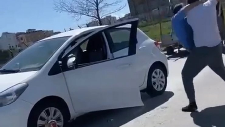 Sürücüler tekme tokat kavga etti