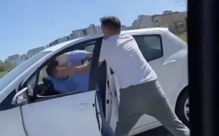 Sürücüler tekme tokat kavga etti