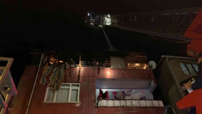 Yangın paniği: Çatı katı alevlere teslim oldu