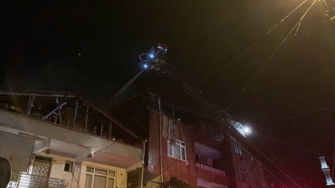 Yangın paniği: Çatı katı alevlere teslim oldu