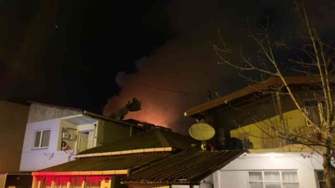Yangın paniği: Çatı katı alevlere teslim oldu