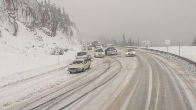 Antalya-Konya karayoluna Nisan ayında kar yağdı