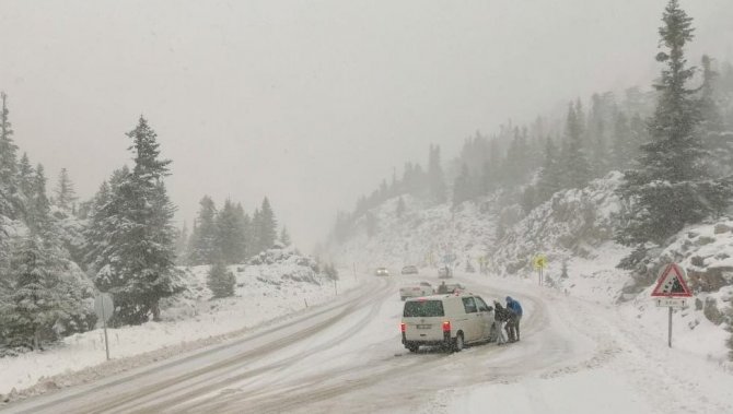 Antalya-Konya karayoluna Nisan ayında kar yağdı