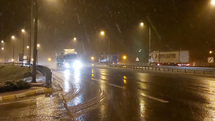 Bolu Dağı'nda kar yağışı