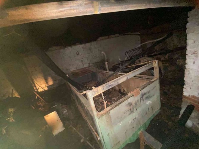 Çiftçinin deposunda çıkan yangın 200 bin TL’lik zarara neden oldu